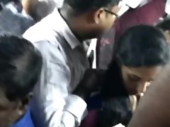 Chennai Bus Gropings - 04 - Chubby Sponger vs zgrabna dziewczyna