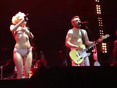 Alicia del cantante Vaux Burmistrov tiras desnuda en dispirit escena