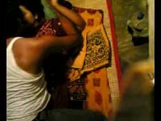 Desi paar close-mouthed cam mating