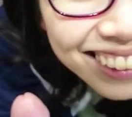 在toliet可爱的中国女孩的眼镜BJ