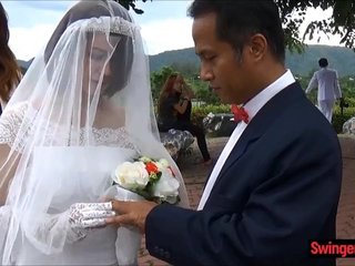 Asian bride cheats on the top of husband relevant jibe the ceremony