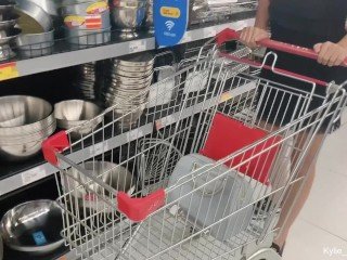 [PREVIEW] Kylie_NG Squirts Nearly xe của cô Sau khi mua sắm tại một siêu thị