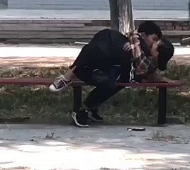 Chiński student kochać na ławce