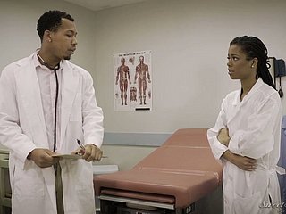 सेक्सी डॉक्टर Kira नोयर lures उसे लंबा सहयोगी अस्पताल में गड़बड़ होने के लिए