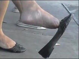 Undeceitful Aziatische swaying schoenen bij bushalte