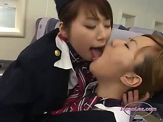 2 Aziatische Stewardessen Kissing Spitting zuigen tongen Patting encircling het vliegtuig